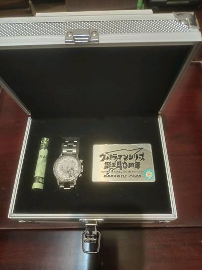外盒精致，一个铁箱尽显高端大气。里面手表，纪念卡，说明书三样东西。手表表面是初代奥特曼图样，带着就让人回忆90年代奥特曼电视剧陪伴我们度过的每一天，心情非常好 喜欢！