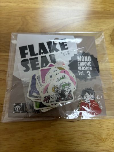 发货很快很夸夸，买到了心意的好物，各种小小贴纸，最喜欢这种大家在一起萌萌哒的小周边了，里面碎碎的真的很可爱，就跟小手指一样大小，图案很清晰很满意