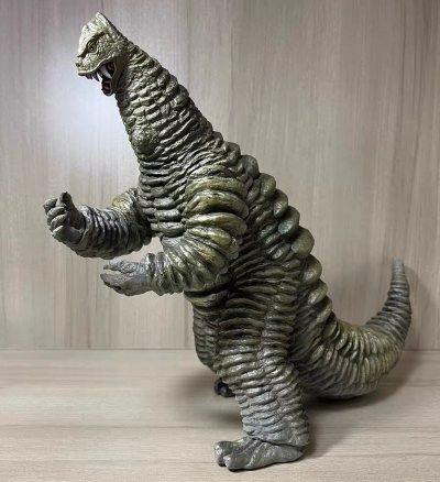 在挖煤姬买的第二只ccp雷德王二代了，对雷德王真的是真爱，ccp版本刻画细节相当到位，皮套破损褶皱都进行了还原，物流安全下车，到手完好无损。