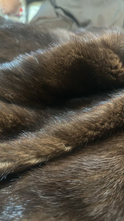 皮很柔软，也很新。整体很满意，感觉穿上也很好看，很百搭。给人一种很随意自然的感觉。而且ems也很快。推荐大家来买