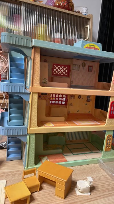 这两天连续收到快递，昨天是森家公寓，今天是三年二组的公寓，和一些场景单品。还有两套昭和时代的漫画，有一说一，几十年前的塑料玩具，质量还真不错。