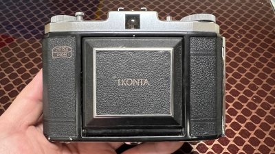 第一次买这么老的机器，结果没想到机械正常，光圈快门也不错，镜头有点霉，没办法。如果可以，准备杀镜换到玛米亚6上。饰皮和镀铬保存的都不错，毕竟是很多年的老机器了。