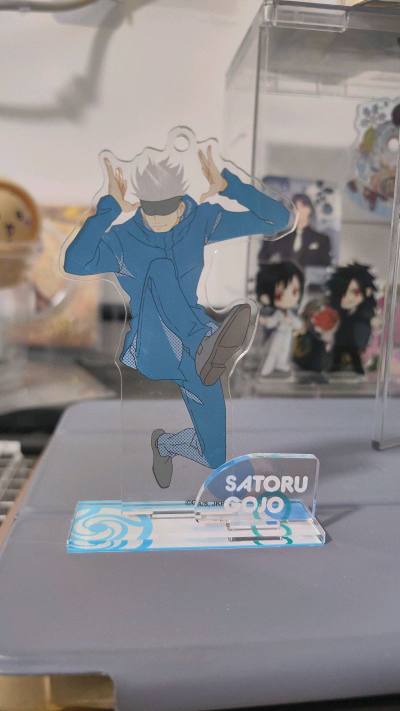 在挖煤姬入了几个五条悟立牌，体验超棒！平台代拍快，全程物流可追踪，到手速度远超预期。包装太用心了，立牌都用缓冲材料裹得严实，件件完好无划痕，品相和描述完全一致。正品保障放心，操作还简单，新手也能轻松淘谷，以后收五条老师谷子就锁死挖煤姬了！