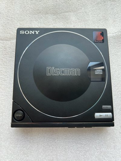 海淘两台机器回来，都是cd随身听，一台是日立p100随身听，一台索尼Sony d100随身听，这机器比较少，一次愉快的海淘经验