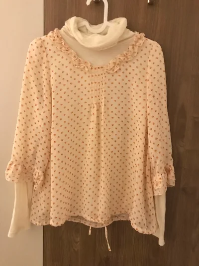 淘到很可爱的特别的斗篷一样的卫衣外套 小猪牌的 上面很多可爱的动物涂鸦 还有一件橘色很像草莓的小波点 