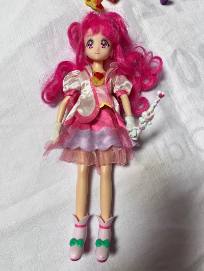 很可爱的光美少女，萌萌哒，万代的娃娃做的也挺好的，卡通大眼睛。光芒四射。衣服也特别的好看！过家家很合适。