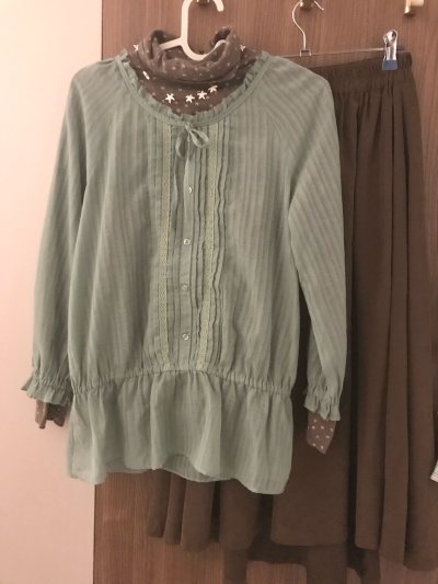 买到很精致的刺绣裙 还有一件有色差绿的衣服 本以为被骗了 结果自己拍也是哈哈哈笑死了怎么都拍不出实际颜色