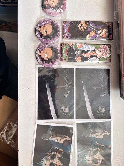 谁懂啊！终于蹲到不死川兄弟的绝美谷了！！
刚拆完快递手还在抖，玄弥的闪吧唧实物比图上还要亮，紫底碎闪配他的小表情，直接美到我心巴上！还有实弥的相卡，那刀光和张力，感觉下一秒就要冲破画面了！
拼拿到手的瞬间觉得一切都值了！这波柄图质量真的拉满，不管是吧唧的闪粉还是相卡...