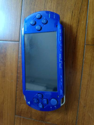 又回头收藏PSP掌机了，以前的一台PSP3000坏了，这次买了三台，到货一试都是正常开机使用，保存品相都很好，两台都是箱说全的，另一台也有很多配件，这次体验很棒。