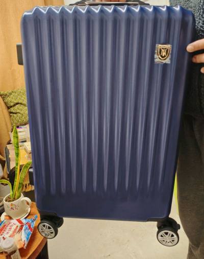 新入手的New Trip M码行李箱太惊喜了！PC+ABS混合材质质感超棒，摸着手感细腻还特别耐造，兼顾轻便和牢固性，日系做工真的没话说～选的颜色实物比图片还好看，简约又有质感，颜值直接拉满！M码尺寸太合适了，4-7天出行装物超够用，不管是短途旅行还是出差都适配，性...