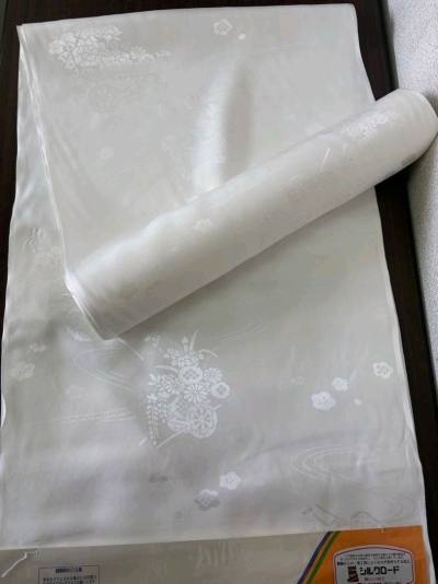 挖煤姬入的白生地反物太赞了！100%绢质地柔软亲肤，吸汗透气，反物整体品相超棒，和描述完全一致。平台代拍快，物流全程可追踪，包装严实无折损，到手超省心，又新下了好几单，期待收货！