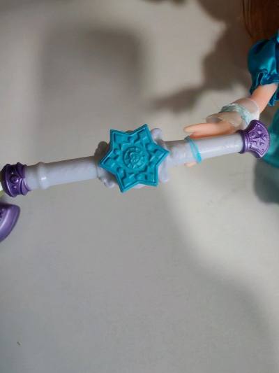 这个魔光杖小挂件太精致啦！爱心造型做得很立体，表面亮晶晶的像真的宝石一样，挂在书包上特别显眼。拿在手里小小的很可爱，挂在哪里都好看，作为魔法周边收藏太合适了，喜欢魔力纯心的一定要入手！