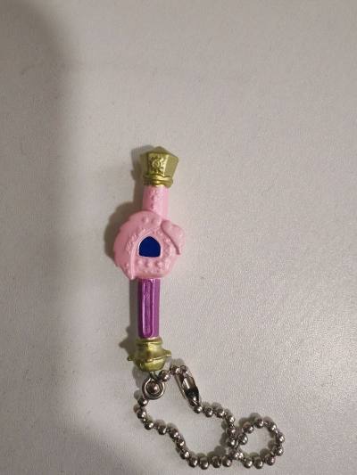 魔力纯心彩虹魔光杖小挂件太好看了！还原度超高，彩虹配色超清新，细节做得特别精致，线条流畅质感也棒。小小一个超可爱，挂书包、挂钥匙都超合适，作为魔法周边收藏超赞，无功能纯颜值款太戳喜欢魔力纯心的我了，闭眼入不亏！