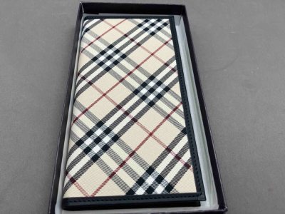 这款笔记本设计简约，纸质厚实顺滑，书写不透墨。装订牢固，携带方便。无论是记笔记还是日常规划，体验都很出色，性价比极高！