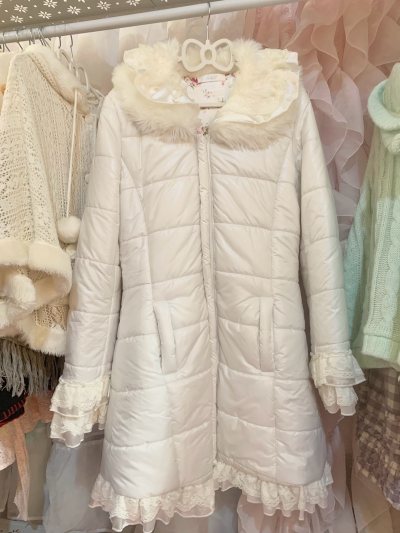 这是在雅虎日拍买到的，羽绒服毛领很好看，袖口和下摆还有蕾丝花边，后背有个蝴蝶结，成色很新，卖家发货很快，国际物流速度也很快十几天就收到了，拍卖出价很及时。