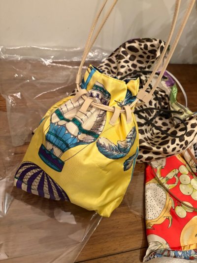 二月的第一箱，开箱的快乐，都是我的最爱，四个包包品相都特别好，色彩缤纷，尤其是这只黄色，以为是迷你型，结果容量还挺大的，意外的惊喜，日本购物现在只在挖煤姬，全品类多平台选物，方便高效，值得信赖，赞赞赞！