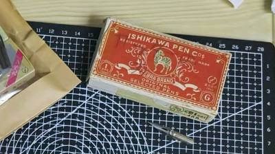 太棒了?！这盒好好看，可惜盖子四角都破了（擦擦补补）第一次买，忍不住天天看物流，不过快递包装挺好的，最小的盒子加泡沫纸大概有100g，摸起来好结实?₍ˊᗜˋ₎