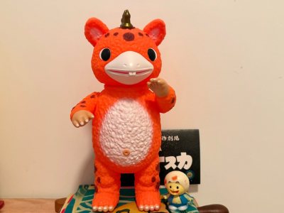 购入了一只安乐安作的快兽布斯卡 肥肥大大的很可爱 唯一的不足就是跟官网图颜色差异过大 不过看久了还挺可爱的