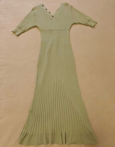 大家好呀！这次是我在挖煤姬切的连衣裙，这是我第1次使用挖煤姬这个APP，挖煤姬切煤好上手，物流速度快，积分优惠多多，很适合新人入坑！连衣裙状态很好，包裹包装的很严实，客服回复及时，工单处理也很快速，下次还会选择挖煤姬