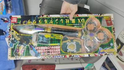 作为2004年的假面骑士，连格尔的腰带和武器可谓是价格高，成色还难找到好的，谢谢挖煤姬让我找到这么好成色的醒杖