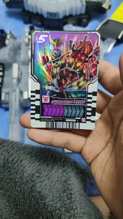假面骑士歌查德的凯米卡需要开卡包才能开出骑士卡，而且概率非常低，谢谢挖煤姬让我直接好价买到，运费还非常便宜