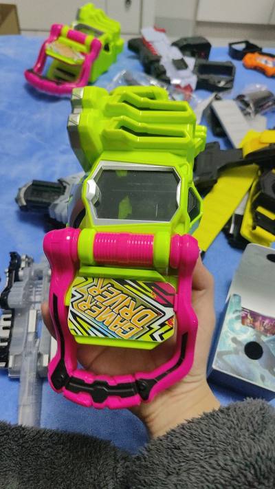 假面骑士艾克赛德独特的腰带设计，不需要电池，也没有复杂的操作，还有反光镜真的非常的帅气，谢谢挖煤姬让我买到小医生腰带