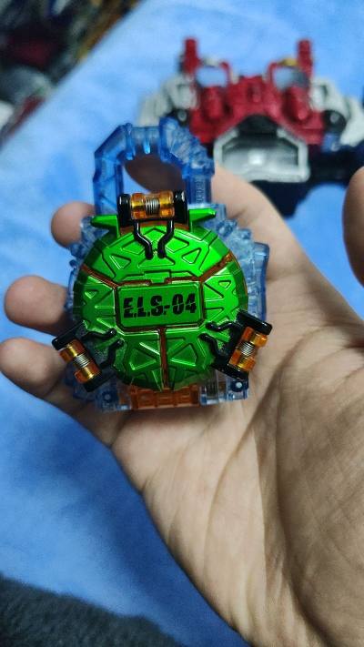 假面骑士铠武中主任用的变身锁种 可以变成斩月真形态，非常的帅气，谢谢挖煤姬让我捡漏好价能量蜜瓜锁种，