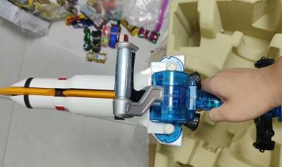 作为假面骑士四仔的最终形态武器，宇宙剑是真的帅，不仅可以变形，还能增长，真的帅有没有，谢谢挖煤姬让我好价购入