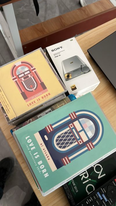 感谢卖家出物！找到这么多大冢爱的专辑和演唱会周边。这个春假在家里看个够啊！还有love is born 好多场演唱会！在国内EMS直接就通关了！