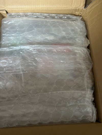 客服响应快！用了优惠券和积分抵运费邮费很便宜，物流快！时间很快收到，没有被税，最后赶上演唱会了！附上一张演唱会现场打卡照！非常满意啊