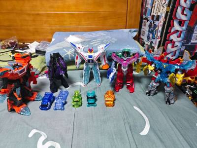 魔进战队DX玩具质感超赞，透明件闪靓、声光还原度拉满，五合体设计巧思十足。虽偶有卡扣偏紧、小部件松垮的小瑕疵，但把玩时重温剧中名场面，这份情怀与快乐足矣！


