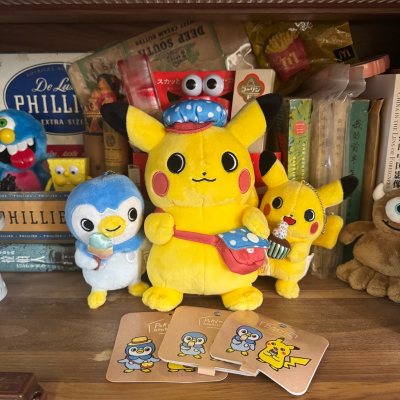 收到了收到了～拍卖回来的宝可梦板琦千春联名波加曼 拿着冰淇凌还看着蛋糕 超可爱 哈哈哈哈 挖煤姬还是一如既往的速度快快地寄出～