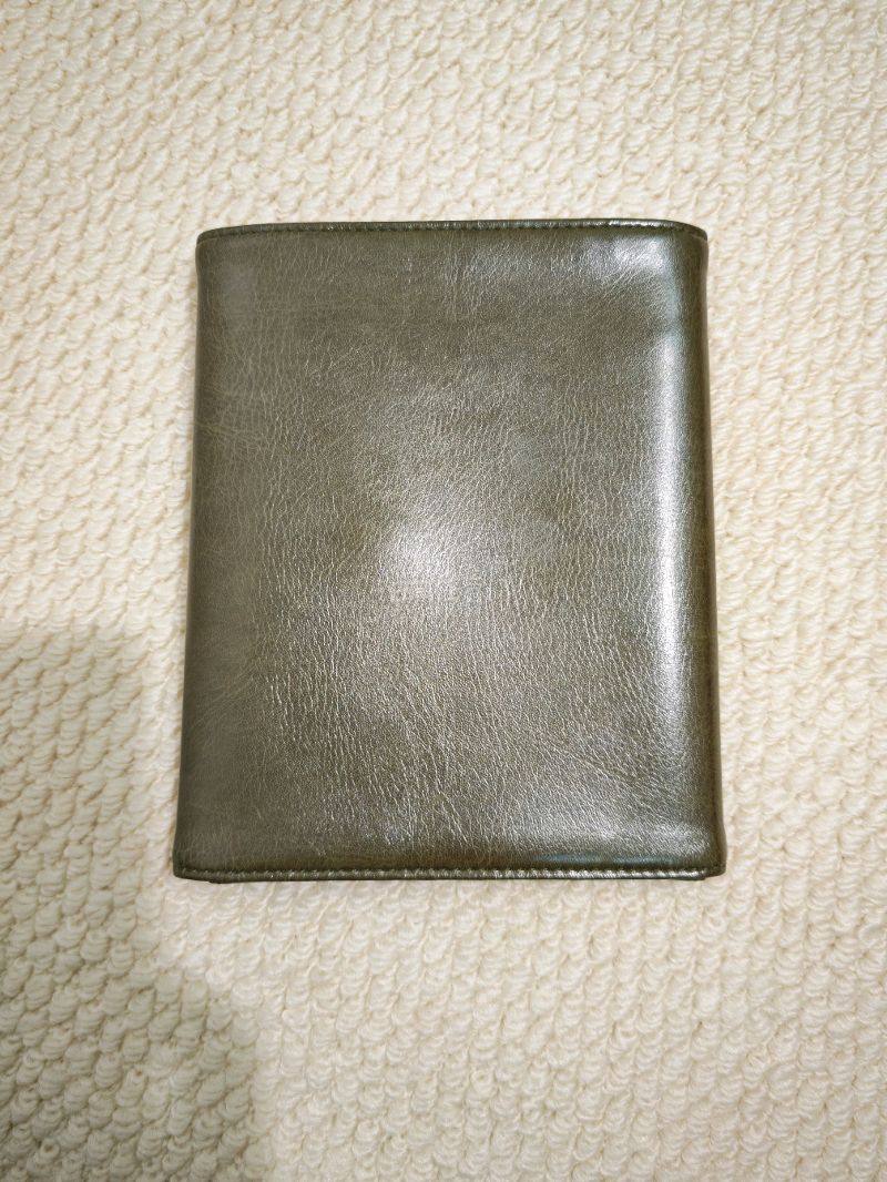 手帐成色不错，皮质软软的，质感好。颜色是偏深一些的橄榄绿，很好看。
物流非常好，走的是小件物流，非常快就收到了。京东快递服务很好送货上门。