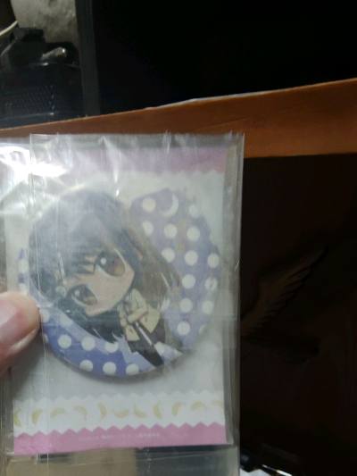 笨女孩吧唧，是一部很知名的动漫，但是周边稀少，真没想到能在这里找到他的周边，真是物美价廉同样喜欢笨女孩的小伙伴不要错过这个哦