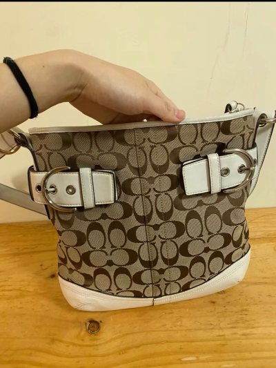 这款coach能够一包三次背法单肩斜挎手提，这款我购买的价格非常的划算。比国内购买划算太多了，就算是加上运费也比国内便宜很多。我鉴定过是真的coach，这款包适合的场景也很多，通勤游玩空间也大。