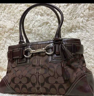 这款公文包我购买了黑色黄色，一直都想购买一款不同颜色不容易撞款的包。那段时间天天都在看这款包，偶然看到有人在出这个巧克力色毫不犹豫就购买了。真的超级好看百搭



