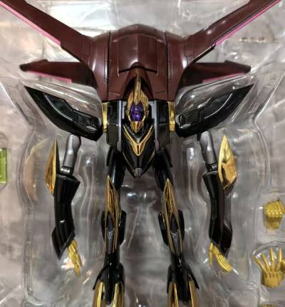 这次代购买了鲁路修的专属座机 蜃气楼的metal build玩具。价格非常实惠可能因为没有外盒 挖煤姬打包也很好