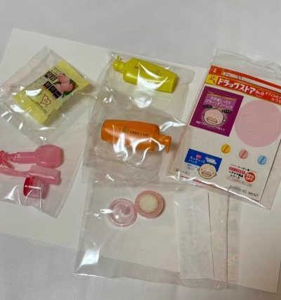 上联：挖煤寻珍添新喜
下联：开门纳福贺新春
横批：煤门呈祥
新年第一淘就挖到宝啦！? 在挖煤姬上蹲到这套超稀有的 Re-MENT 2005年款“迷你药妆店”食玩，实物比图片还要可爱一百倍！
这套食玩把日本药妆店里的日常杂货都做成了迷你版，从急救箱、眼药水到各种瓶瓶罐...上联：挖煤寻珍添新喜
下联：开门纳福贺新春
横批：煤门呈祥
新年第一淘就挖到宝啦！? 在挖煤姬上蹲到这套超稀有的 Re-MENT 2005年款“迷你药妆店”食玩，实物比图片还要可爱一百倍！
这套食玩把日本药妆店里的日常杂货都做成了迷你版，