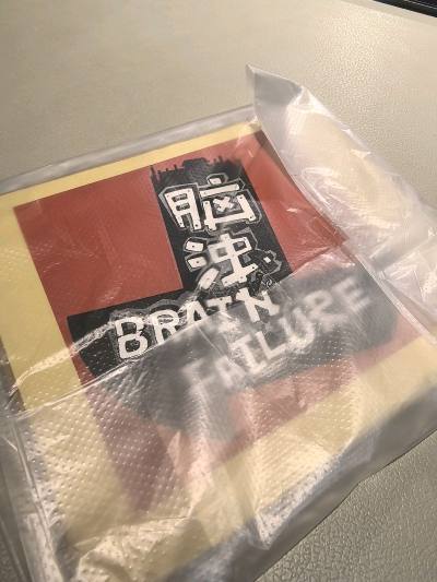 日本真是什么都有 脑浊20年前的贴纸 现在大部分乐队也难以超越 英国老牌朋克乐队UK SUBS主唱也是在日本见过 淘到了Counterpunch新专辑 这个乐队的版图拼全了