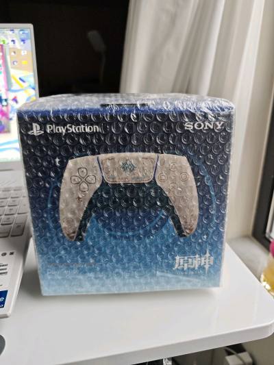 包装完好八角尖尖，这次联动真的很好看，手柄一如既往好用，内置麦克风扬声器、有线连接的振动超级拟真，索尼出品必属精品！
