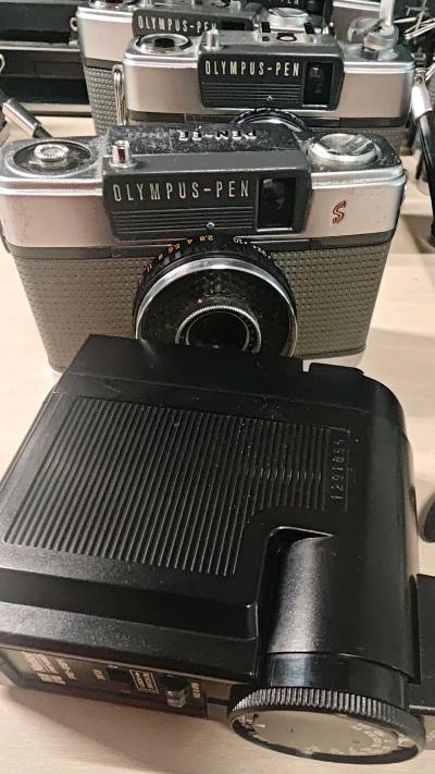 一次收获多台相机，一起拆开，包装非常严实，大致符合要求。非常满意的多次购物。奥林巴斯的小巧让人欲罢不能。