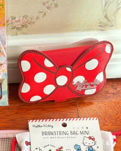 很棒的一次海淘体验 收到了心心念念的挂件 小包包造型也很可爱 虽然是古早产物 但状态特别好 竹蜻蜓专线也很适合邮寄这些小物件～