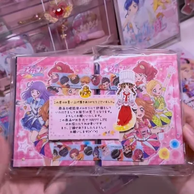 偶像活动贴纸小盒子 买的时候以为单纯是个盒子 结果打开之后里面还有五张贴纸 特别漂亮 超级划算 还收到了樱花妹小纸条发货也很快半个月左右就拿到手了