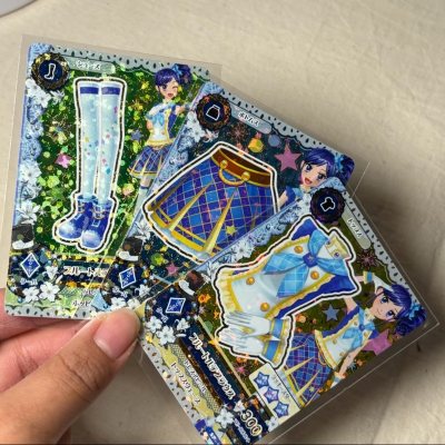 切到了偶像活动入学卡片 相对来讲比较好价 状态比较中古但是完全能接受 没有大瑕疵 卡片被包裹得很好 还给放了泡泡袋 会继续海淘