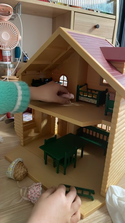 这套小红顶保存的很好，可以和大红顶配套，而且还有一套保存极好的绿色家具，除了有点晒的发黄外，没有其他瑕疵。也没有运损，非常开心。