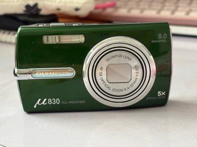 好喜欢这个绿色的奥林巴斯u830！！！！逛挖煤姬的时候一眼就被这个独特的绿色吸引了，收到手检查了一下，功能正常，成色比较好，最重要的是出片效果出乎意外的好看！！！！挖煤姬一如既往地是我的宝藏海淘神奇！！！！