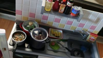 新到的海淘冰箱小巧玲珑，灶台设计新颖，还有一套可爱的桌椅，让厨房瞬间变得温馨有趣。每一件都精心挑选，充满了生活的巧思与美感。