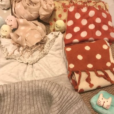 买到双面波点围巾 好漂亮的橘色 还有拼接的丝巾 还有小猪的打底灰色的带花边领好美啊 这次体验感超级棒