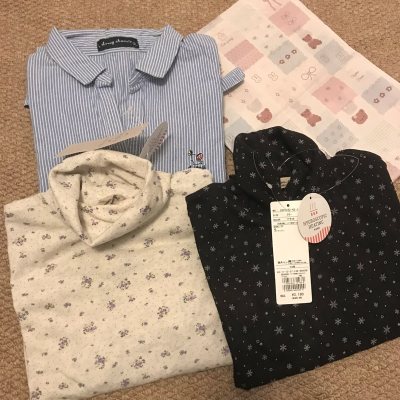 买到超值的全新sm2碎花和雪花打底两件 还有一个蓝色条纹的小猪牌 每次收到都感觉到物超所值好开心哈哈哈