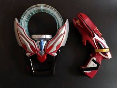 这次依旧是在挖煤姬上收到的欧布周边，使用的是竹蜻蜓物流线路，速度也是非常的快，打包也是非常满意的，这款在尺寸方面也是非常适合握持的，很有凸现角色特点的，玩法简单，音效还可以，这个也是我比较喜欢的玩具，手感也挺好的，也是很高兴能收齐自己喜欢的周边！很满意！